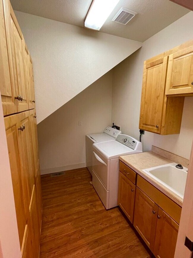 Building Photo - Large home in the Running Y