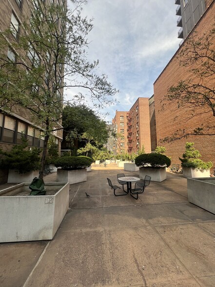 Building Photo - 301 E 79th St