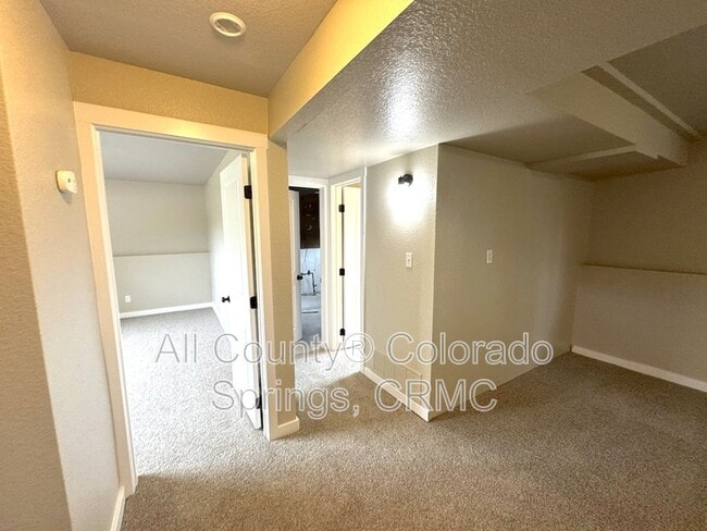Building Photo - 1480 Hiawatha Dr