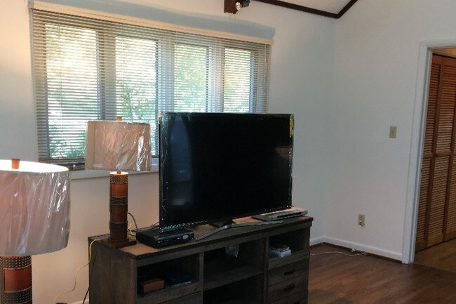 Building Photo - 914 Crestwood Ln