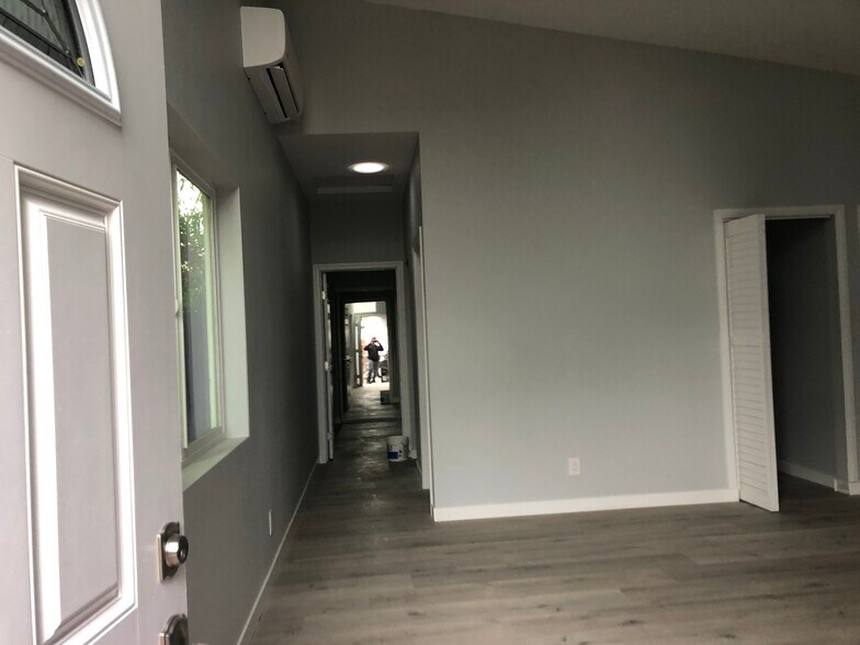 High ceilings living room - 207 Santa Clara Plz
