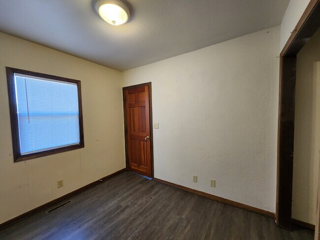 Building Photo - 2 Bedroom Lower with Garage