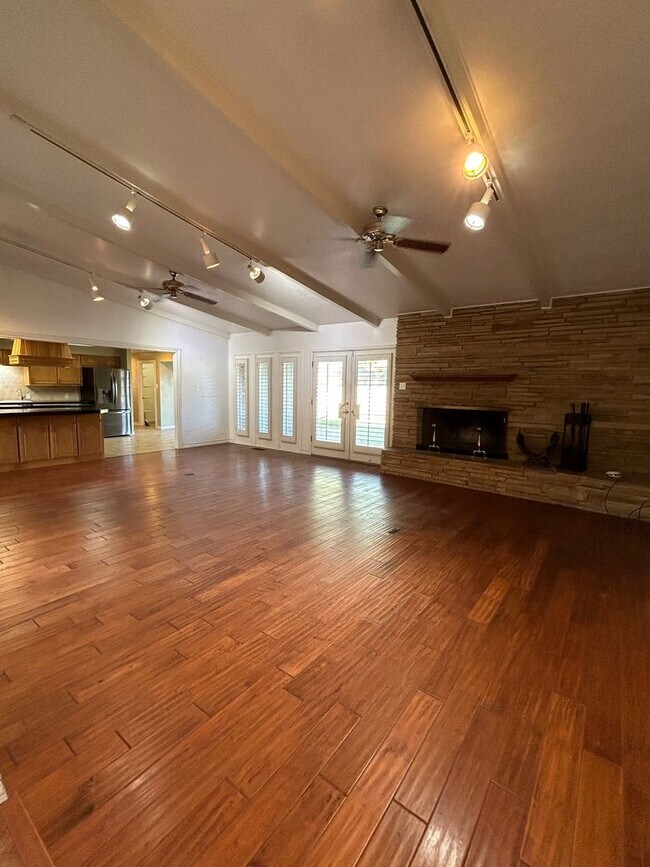 Building Photo - Beautiful Large Family Home!!!