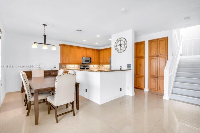 Building Photo - 663 Live Oak Ln