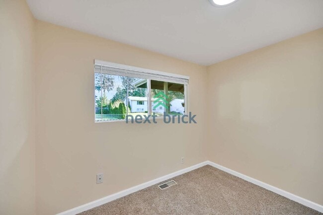 Building Photo - Charming 4-Bed Oasis in Renton with 2 Full Baths