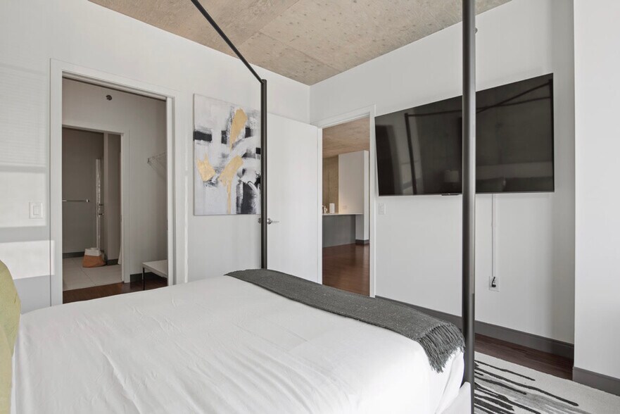 Building Photo - 236 W Lake St