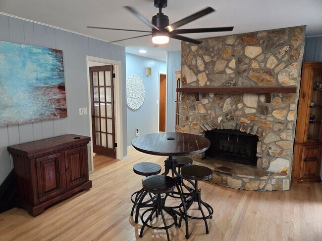 Building Photo - 613 Westbury Dr