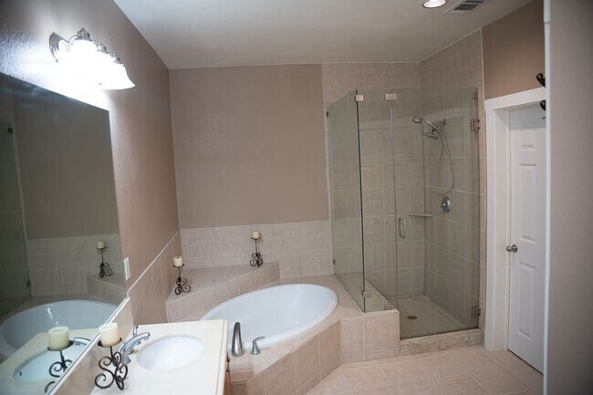 Building Photo - 1204 Lake Pointe Way