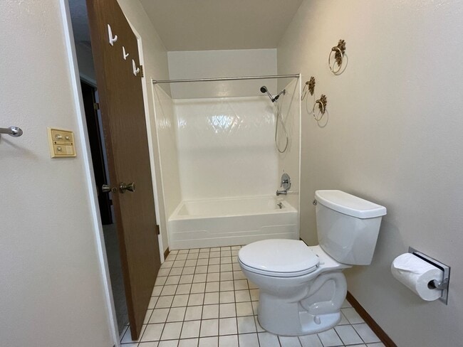 Building Photo - 4 bed, 3 bath split-level home in a private, forested setting (Bayside)