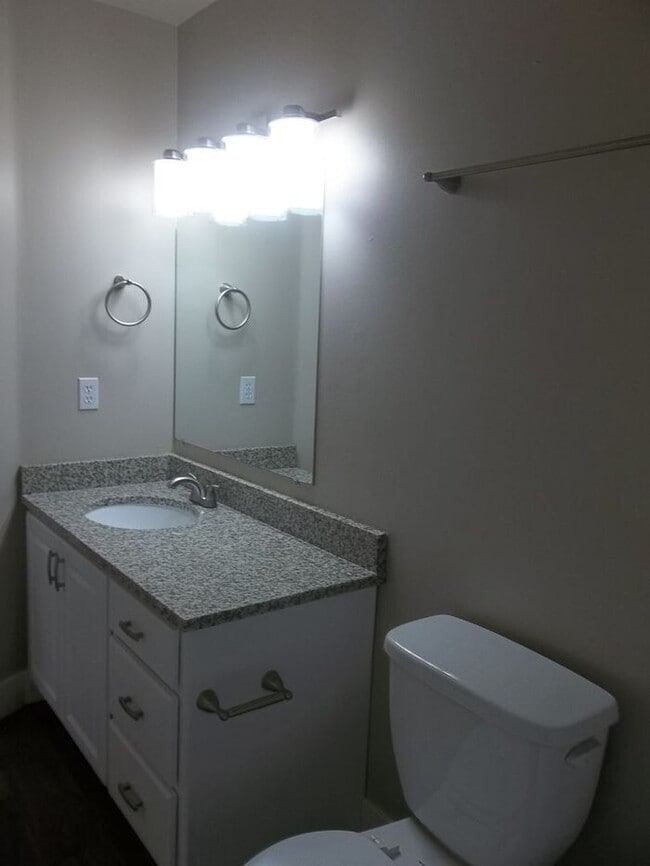 Building Photo - Spacious Main Level Townhouse Available