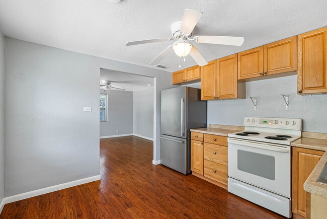 Building Photo - Lovely Largo Home