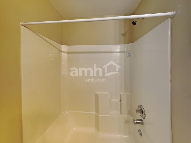 Building Photo - 850 Stonehaven Rd SW