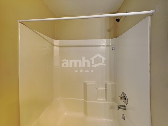 Building Photo - 850 Stonehaven Rd SW