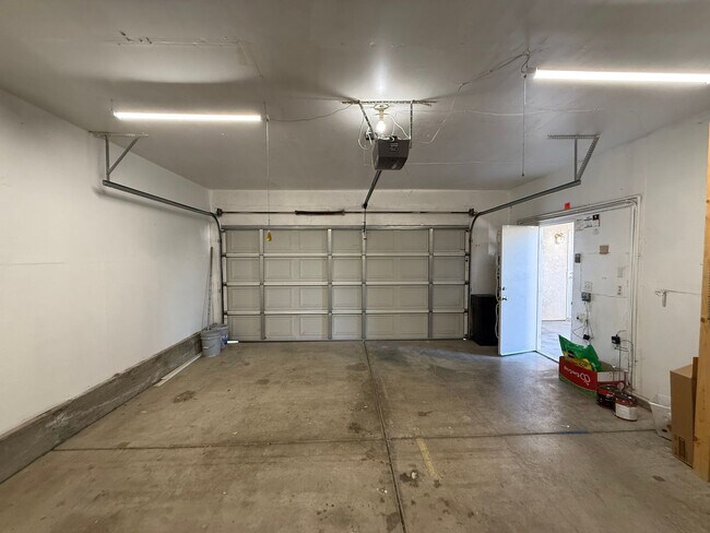 Building Photo - 4 bed 2.5 bath 2 story home available now!