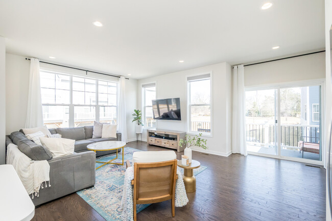 Building Photo - 2865 Rayfield Ave