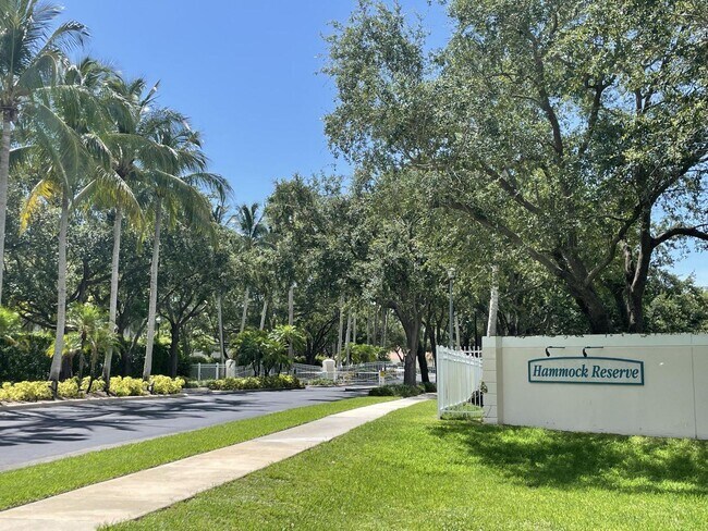 Building Photo - 4601 Hammock Cir