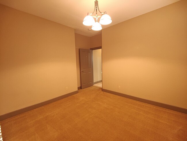 Building Photo - Single Level 4 Bedroom 3 Bath Beauty