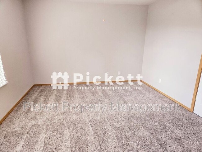 Building Photo - 2037 Gustaf St NE