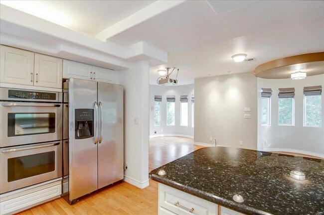 Building Photo - 8527 Wonderland Ave