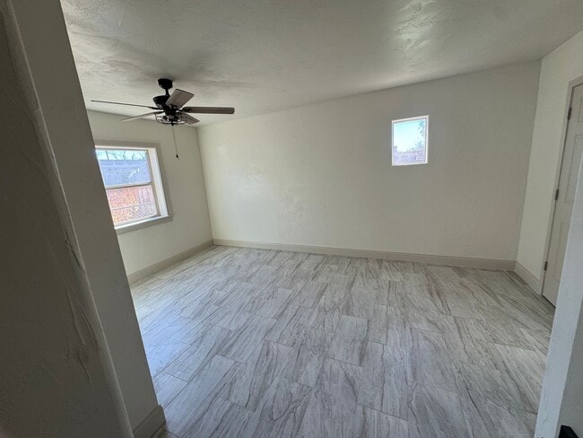 Building Photo - 4 Bed 2 Bath Home