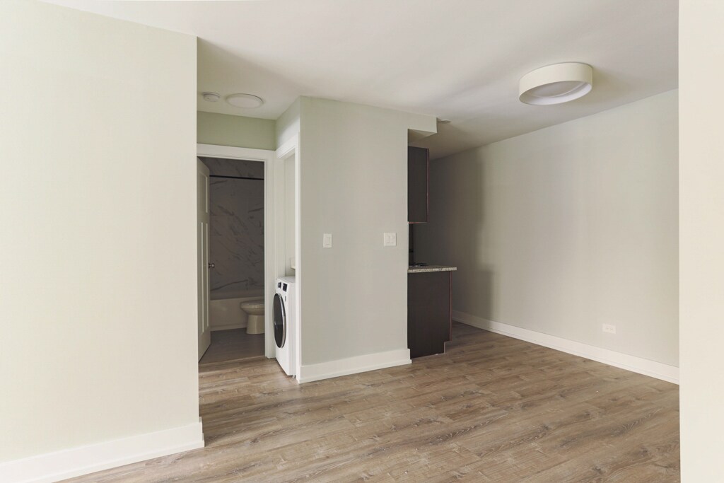 Building Photo - 448 W Barry Ave