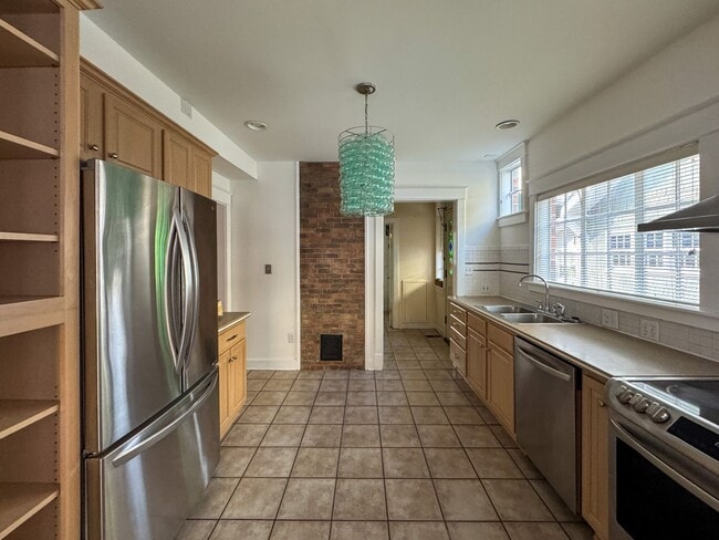 Building Photo - Stunning 4 Bed 4 Bath Haymount Home