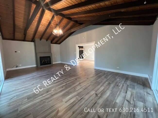 Building Photo - ***STUNNING 3-BEDROOM RANCH / VAULTED CEIL...