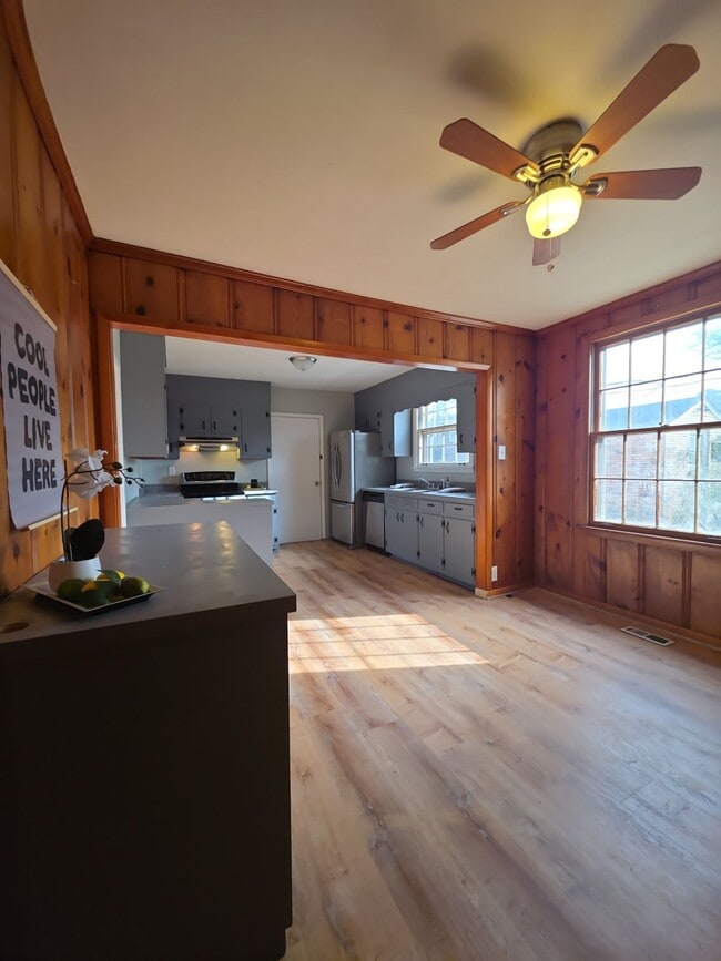 Building Photo - 4411 NW Kenwood Dr