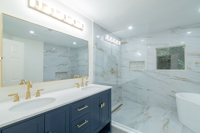 Building Photo - Spacious charmer in the heart of Dilworth ...
