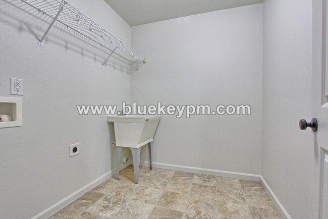 Building Photo - 121 N 42nd Pl