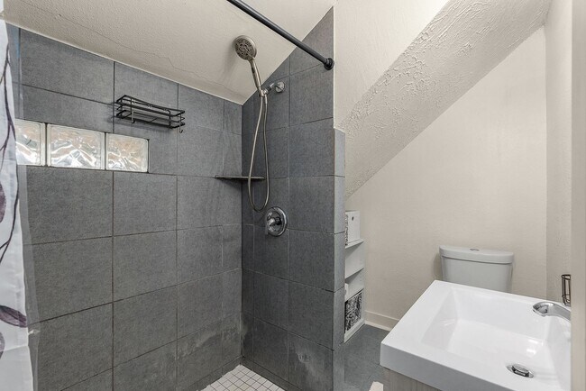 Building Photo - For Rent – 1 Bed / 1 Bath Apartment in Lak...