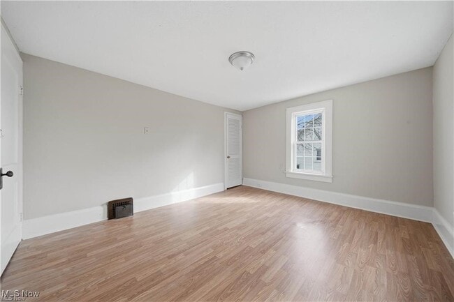 Building Photo - 437 Erie St