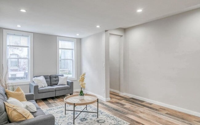 Building Photo - Luxurious 4-Bed/2-Bath Townhome in Cecil B. Moore! Available NOW!