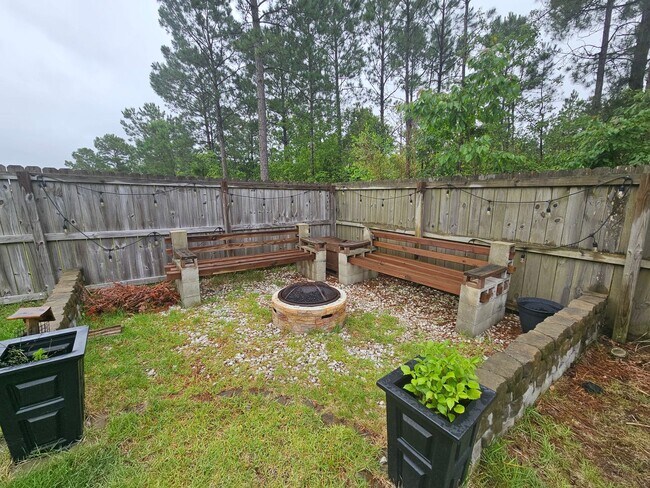 Building Photo - Spacious & Renovated 3 Bed Townhome w/ Garage