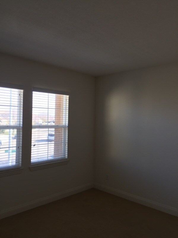 Building Photo - Manteca 4 Bedroom 1/2 bath 2 Car Garage ta...