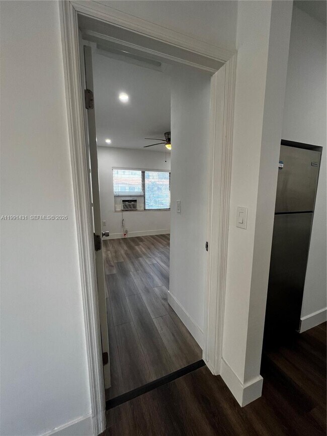 Building Photo - 550 SW 16th Ave