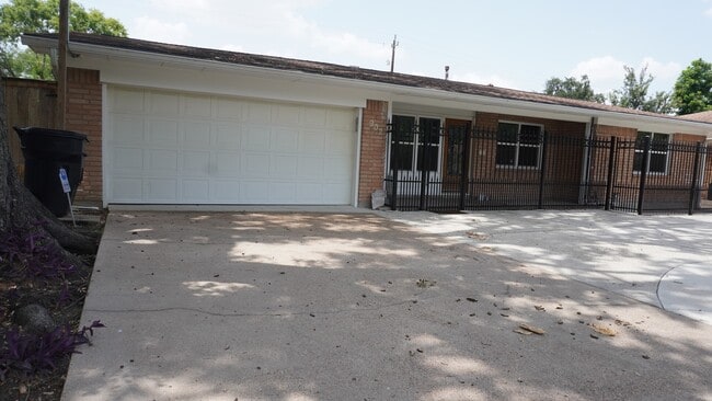 Building Photo - 902 Hidden Valley Dr