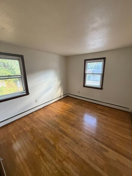 Building Photo - 372 Park St