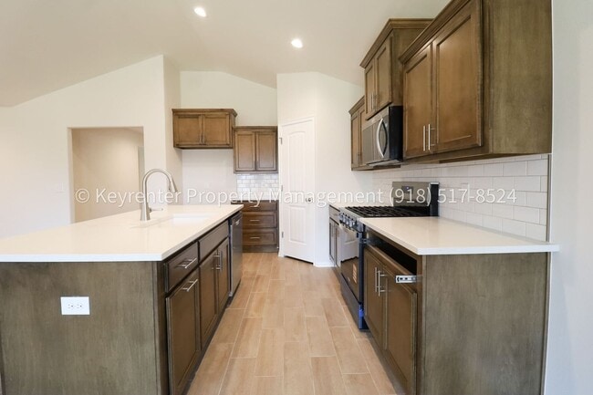 Building Photo - Gorgeous New Construction Home 4 Bed 2 Bath in Broken Arrow!