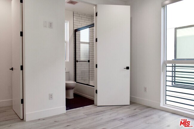 Building Photo - 15328 Weddington St