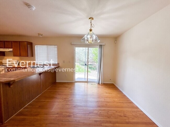Building Photo - 3 Bed, 2.5 Bath Home with Fenced Yard & Garage / Available Soon!