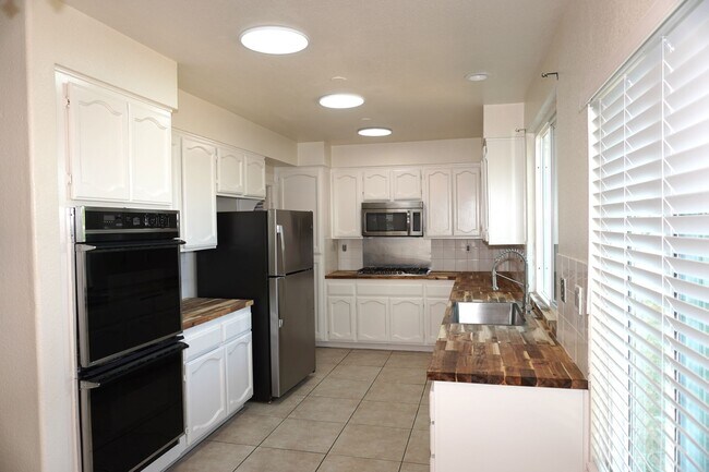 Building Photo - 10386 Meadow Creek Dr