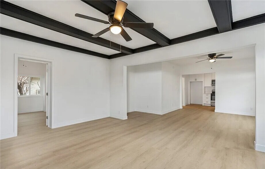 Building Photo - 358 W 11th St