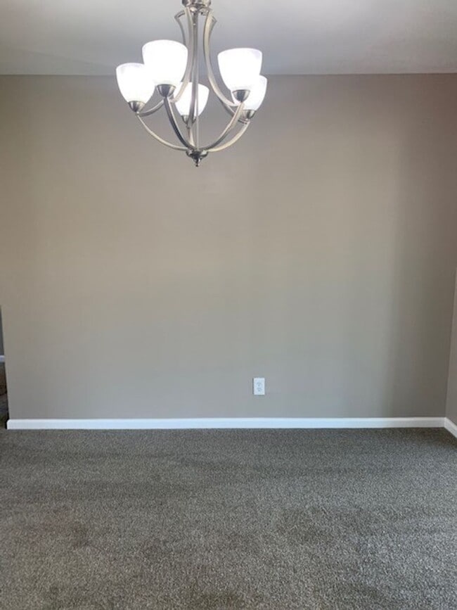 Building Photo - 3 bed 2 bath Ranch w/ finished basement in...