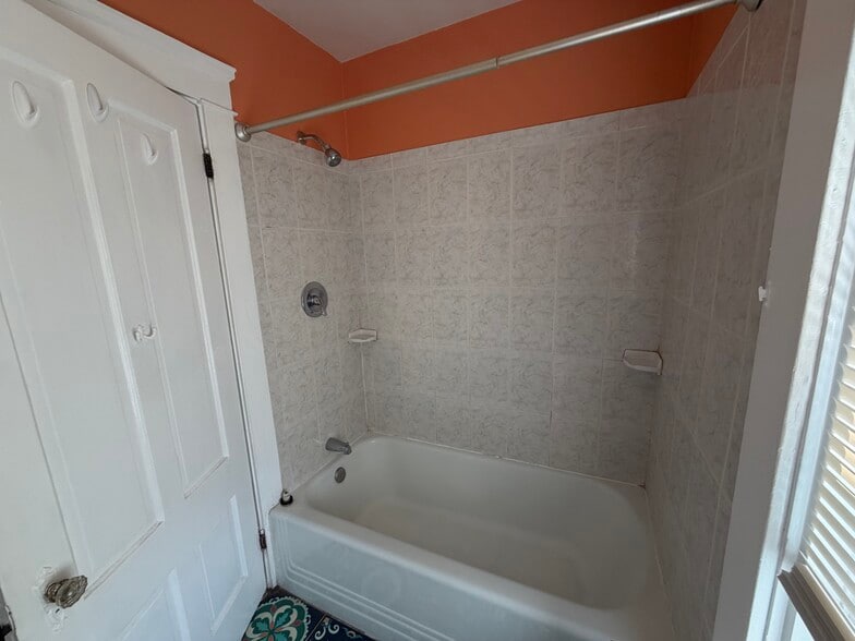 Bathroom - 232 Lowden St