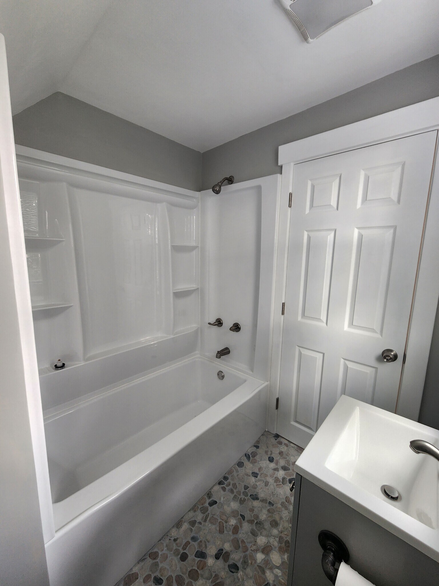 Shower/Tub - 1815 N Goodman St