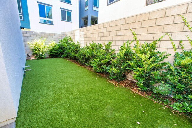 Building Photo - Highly Desired 4 Bedroom Floor Plan in Lig...