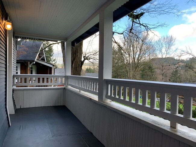 Building Photo - Remodeled 2 Bedroom 1 Bath Home in Downtow...