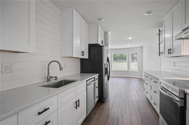 Building Photo - 410 Hickory Walk