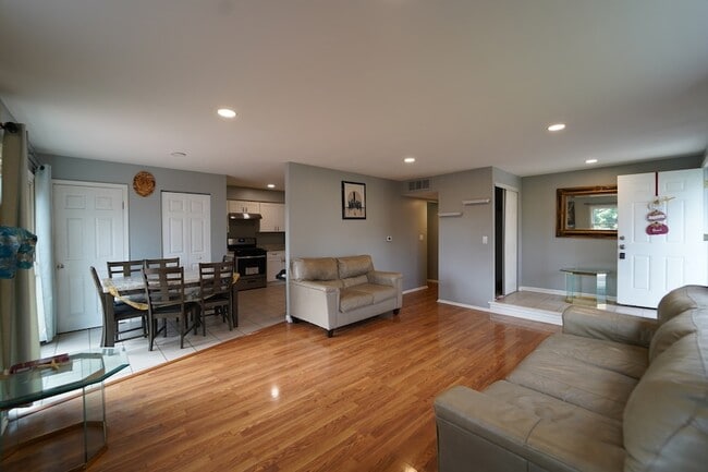 Building Photo - 807 Mansfield Ct